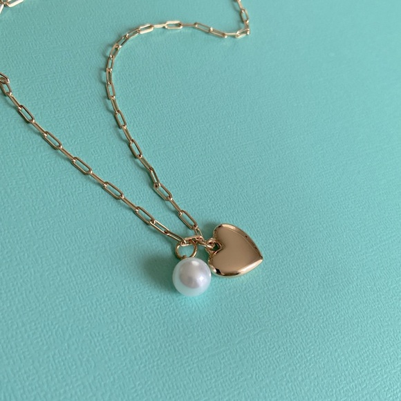 NWT! 🤎Beautiful golden chain necklace with faux pearl and puffed heart pendants - Picture 1 of 15